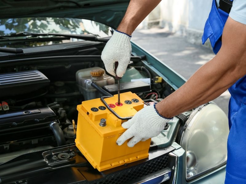 Como funciona o processo de substituição de uma bateria de carro elétrico?