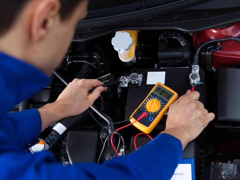 Quais são os principais fatores a serem considerados ao escolher uma bateria para meu carro elétrico?